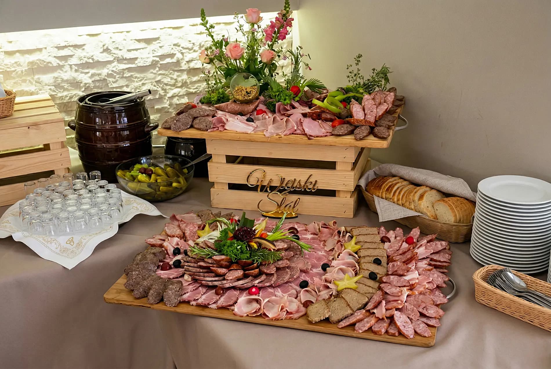 Bufet cateringowy — deska wędlin, pasztety i przekąski na drewnianych deskach
