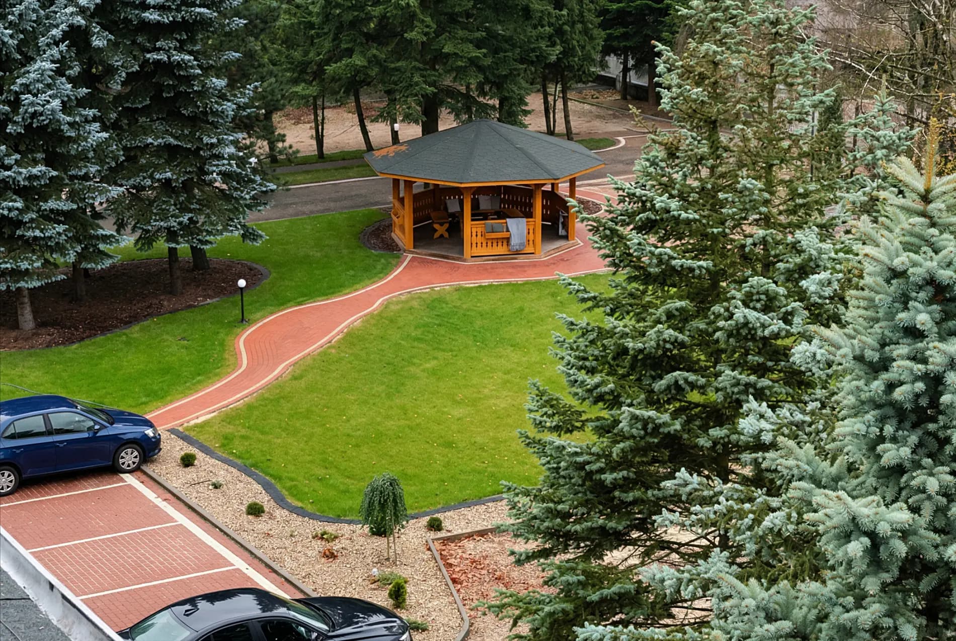 Widok z lotu ptaka na park z altaną — Centrum Szkoleniowo-Konferencyjne