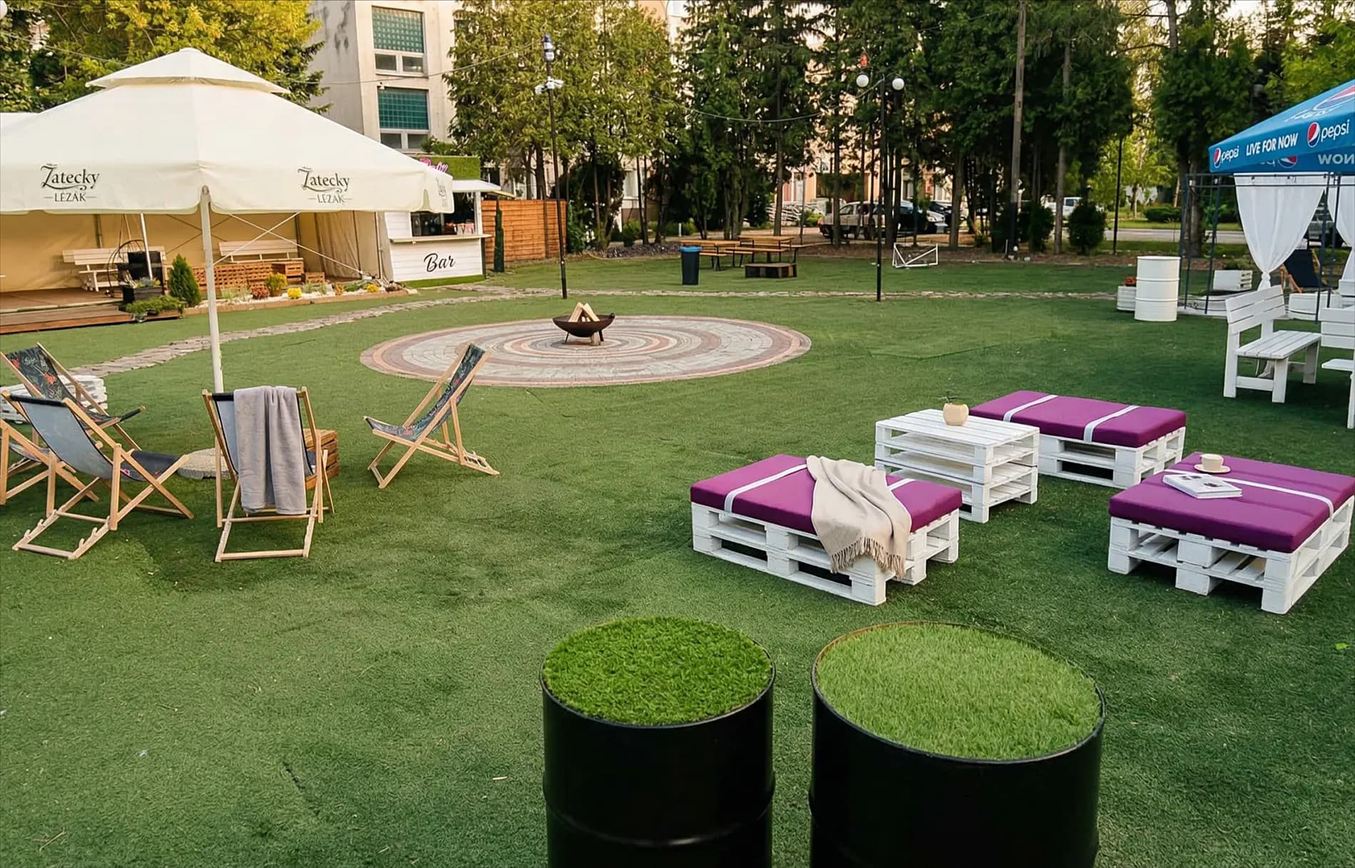 Strefa ogniskowa z leżakami