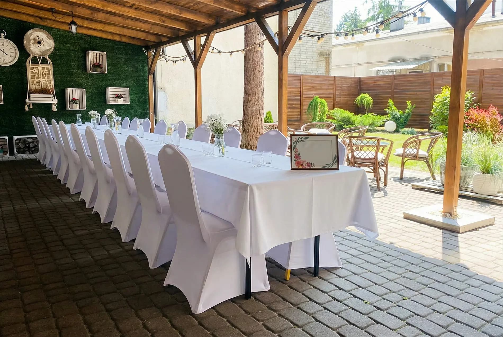Długi stół bankietowy pod zadaszoną terasą
