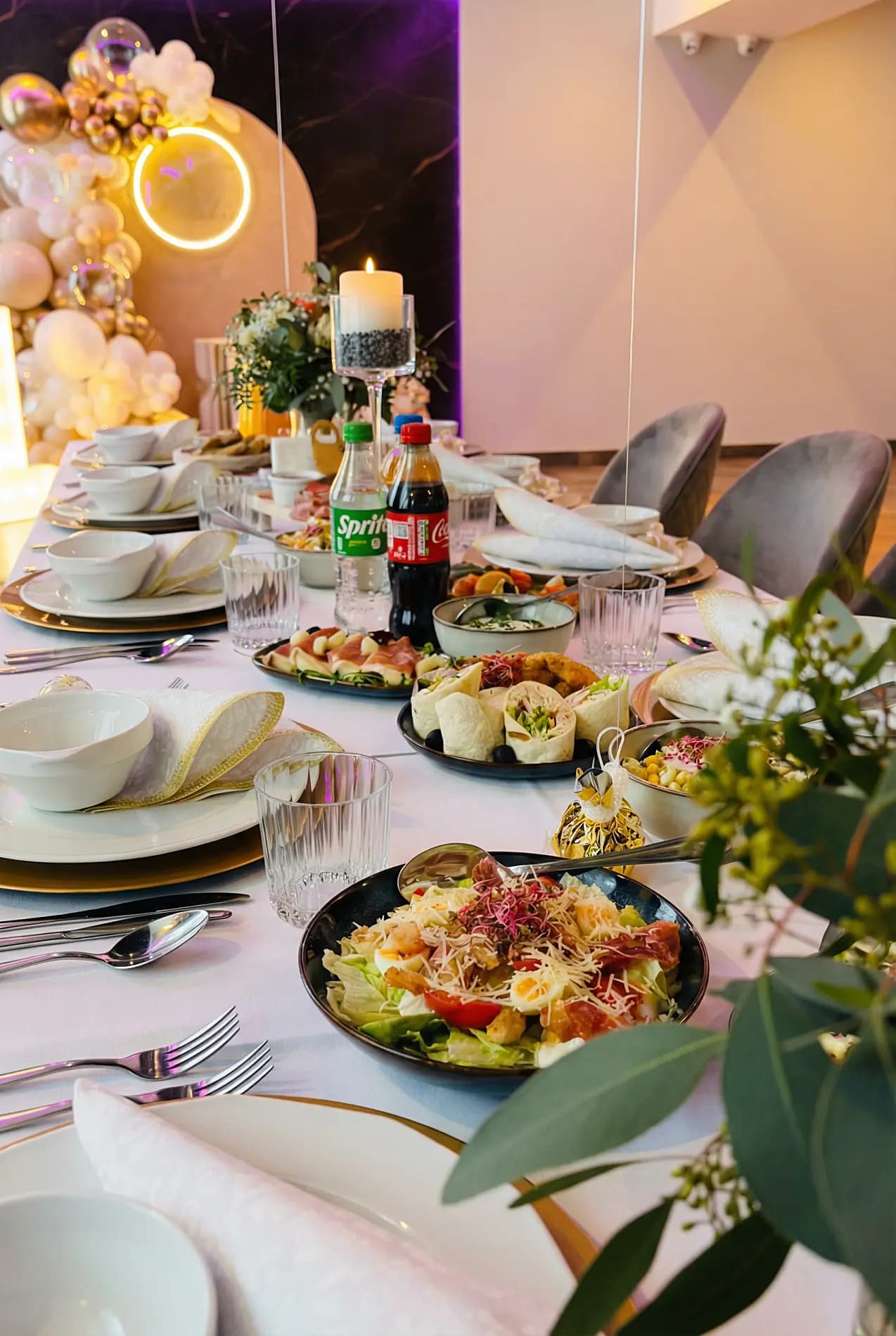 Stół z potrawami i dekoracjami