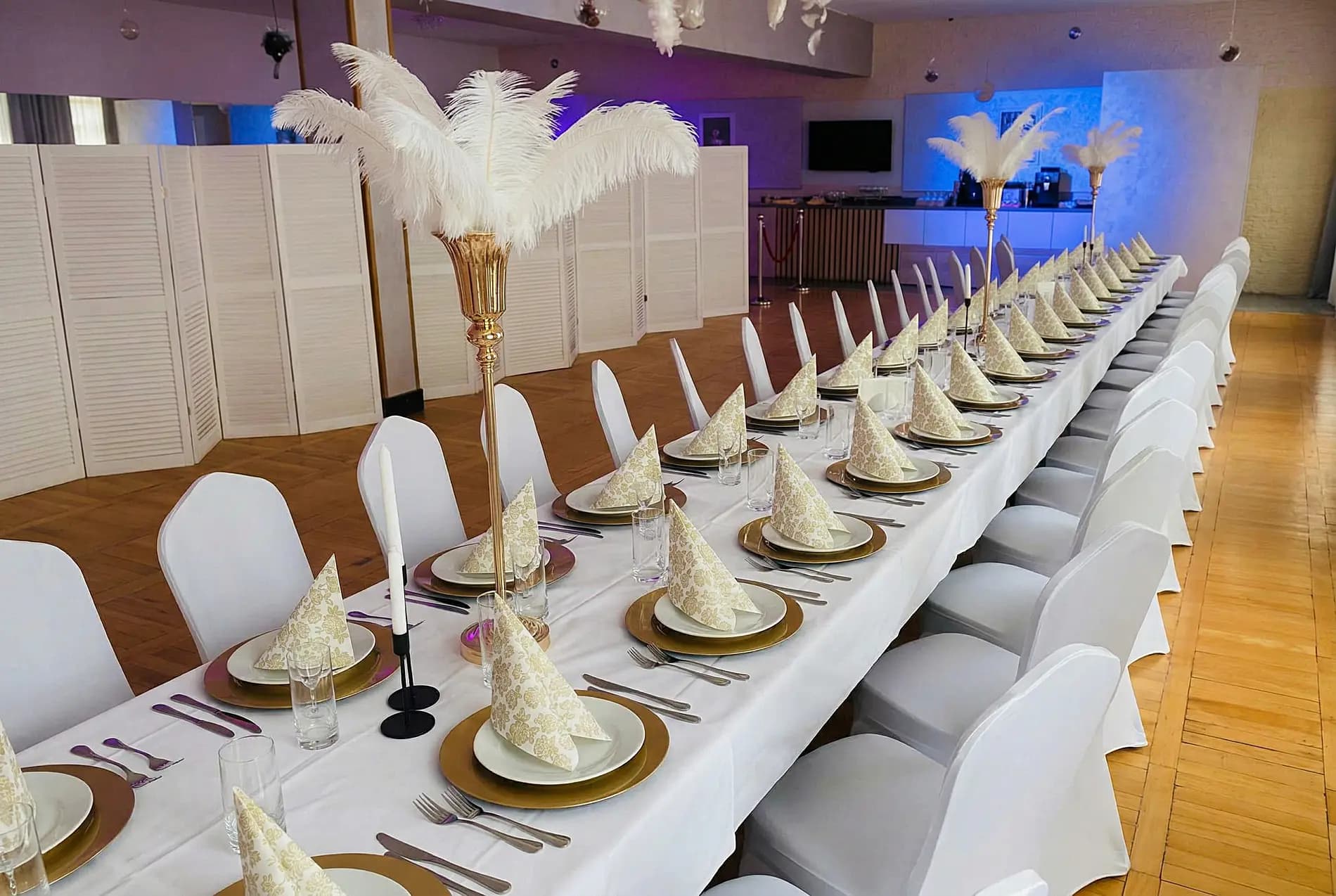 Sala główna z długim stołem bankietowym