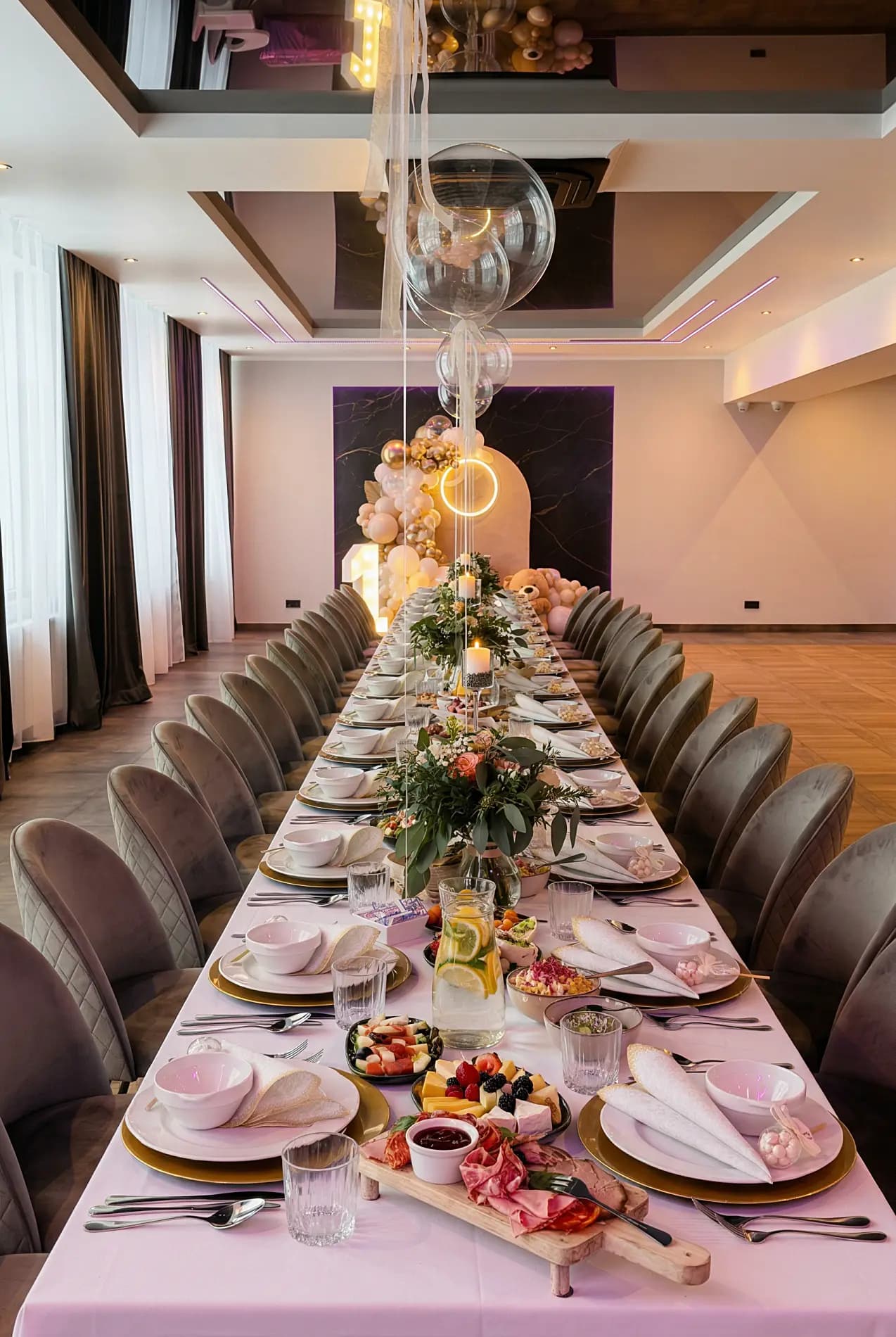 Elegancki stół bankietowy z kwiatami i złotymi dekoracjami — kolacja w sali Centrum